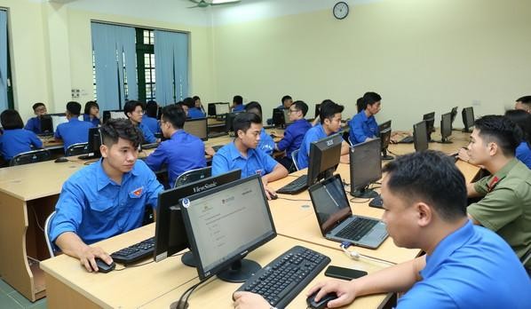Cuộc thi Olympic tiếng Anh dành cho cán bộ trẻ lần thứ III năm 2021, thí sinh có thể thi trên nền tảng website, chatbot tại https://olympicenglish.vn/canbotre và ứng dụng Thanh niên Việt Nam.