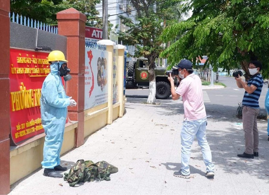 Phóng viên báo Tiền Phong (giữa) cùng đồng nghiệp tác nghiệp trong những ngày “thường trú” tại Nại Hiên Đông