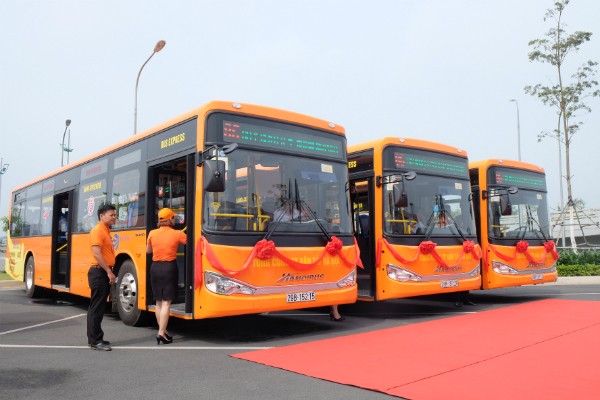 Xe buýt 5 sao được sơn màu cam, xe đời mới, tiêu chuẩn EURO3