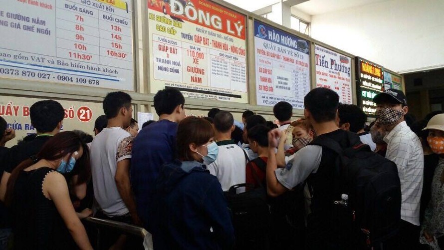 Hành khách chen nhau mua vé tại bến xe Giáp Bát