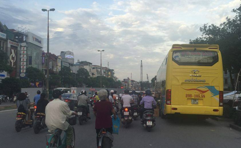 Xe khách mượn danh hợp đồng “làm loạn” đường phố Hà Nội 