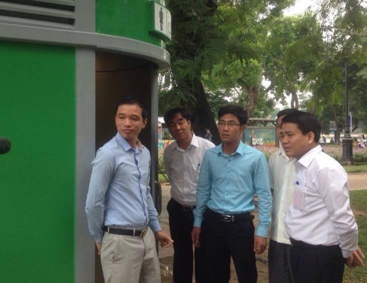 Chủ tịch Hà Nội thị sát mẫu nhà vệ sinh công cộng