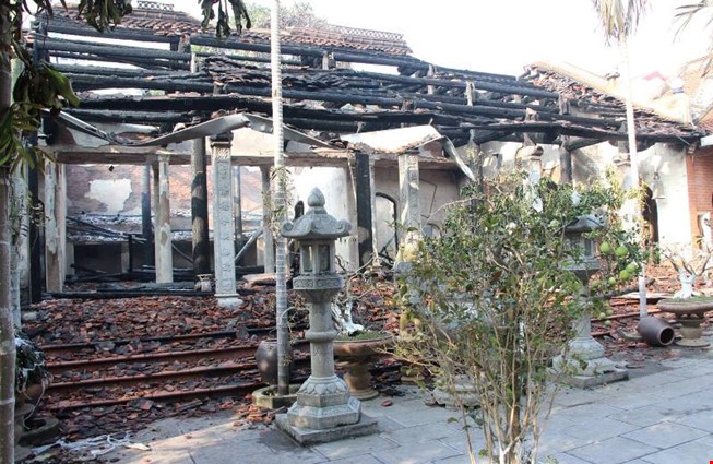 Lên phương án phục hồi chùa cổ cháy ngùn ngụt bên Hồ Tây