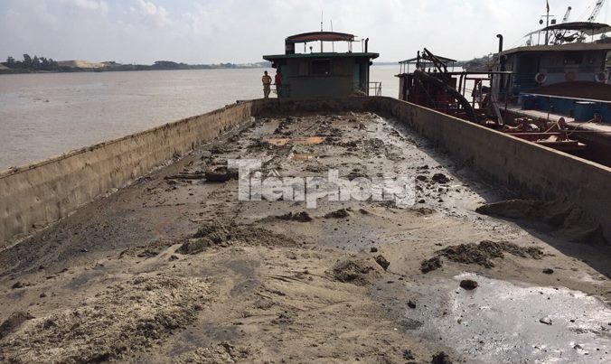 Vụ đổ trộm chất thải xuống sông Hồng: Không phải chất thải độc hại