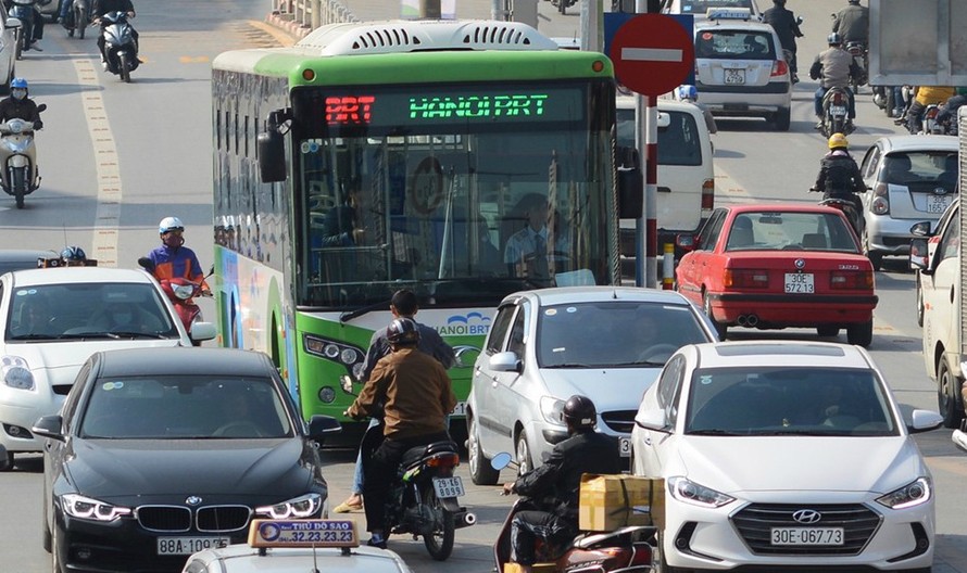 Nhiều xe máy, ô tô ngang nhiên lấn làn, “tạt đầu” xe buýt BRT.