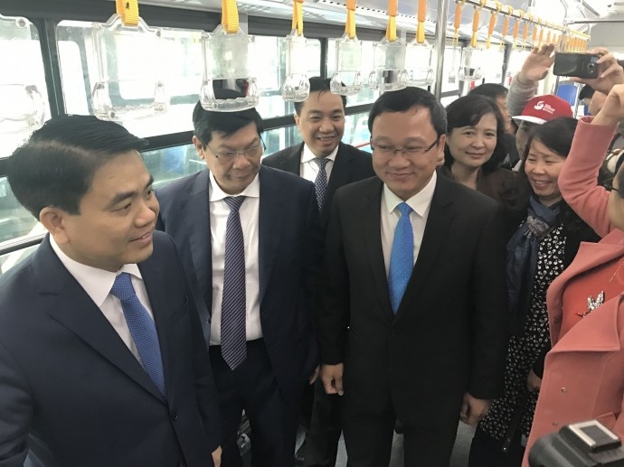 Chủ tịch Nguyễn Đức Chung trải nghiệm xe buýt nhanh. Ảnh: Báo giao thông