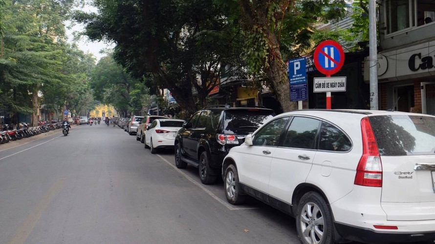 Hà Nội: Dân kinh doanh lên tiếng việc đỗ ô tô theo ngày chẵn lẻ 