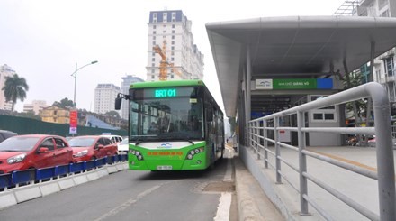 Xe buýt BRT vận hành thế nào khi có dải phân cách cứng?