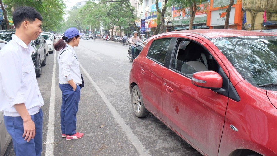 Phố Trần Hưng Đạo, Lý Thường Kiệt đỗ xe dọc: Bức xúc vì thiếu chỗ 