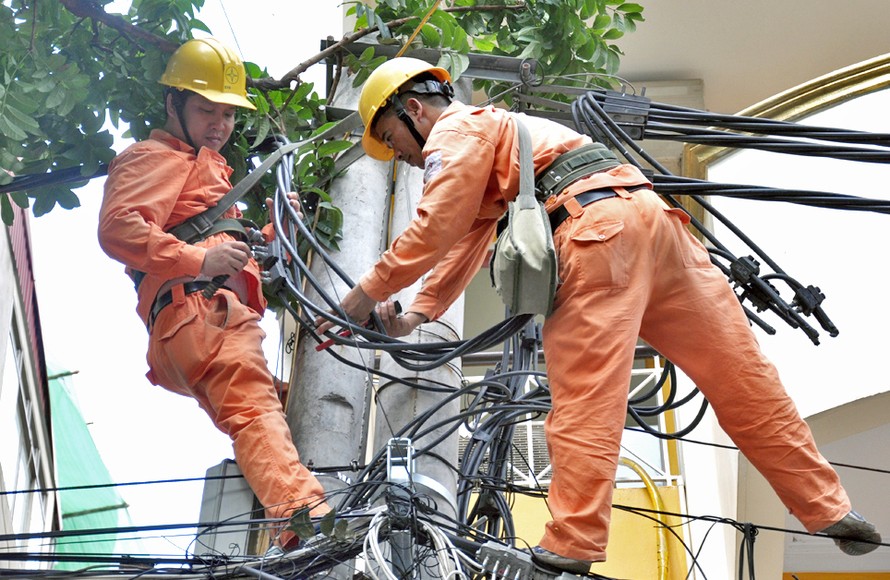 EVN HANOI khẳng định sẽ bảo đảm đủ điện cho mùa cao điểm nắng nóng và sẽ không diễn ra tình trạng cắt điện luân phiên.