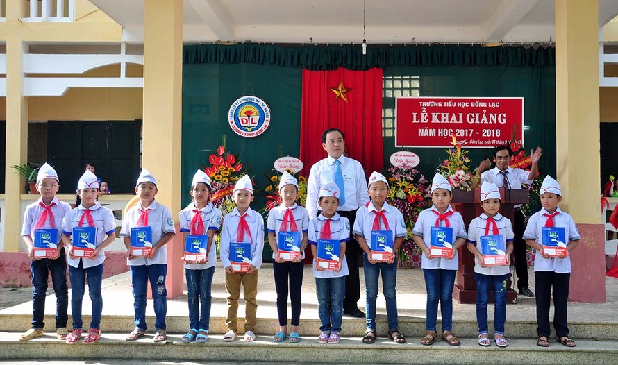 Điện lực Hà Nội tặng 5 vạn cuốn vở cho học sinh nghèo