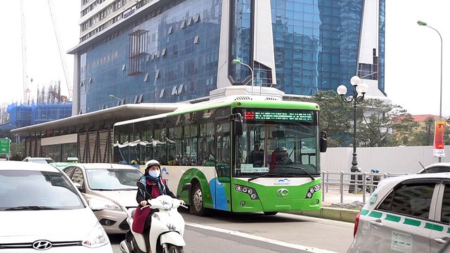 Buýt nhanh BRT ở Hà Nội quá tải vào giờ cao điểm