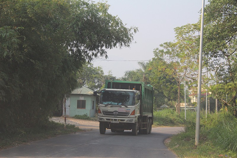 Bắt đầu 'giải vây' hàng nghìn tấn rác tại thị xã Sơn Tây