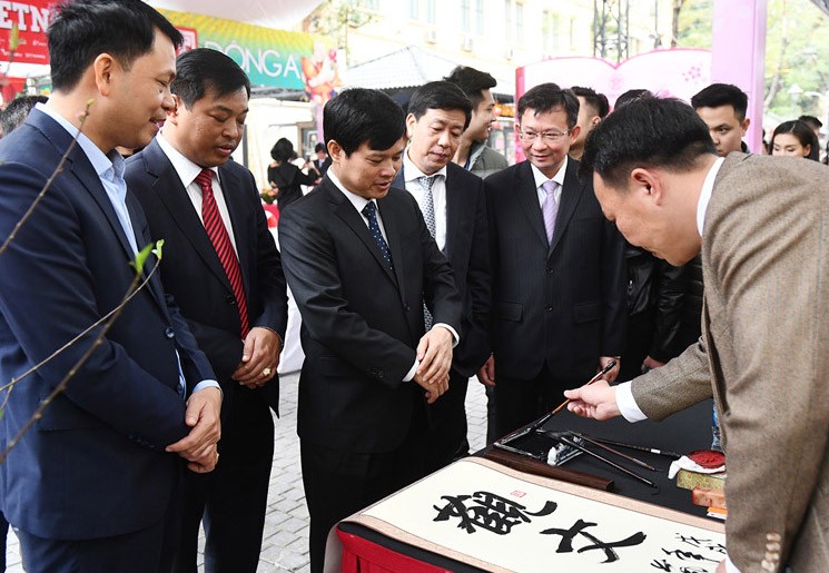 Phó Chủ tịch Hà Nội xin chữ thư pháp tại Phố sách Xuân
