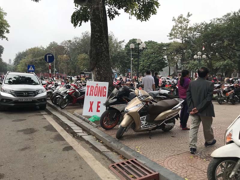 Hà Nội: Chính quyền làm ngơ bãi xe không phép quanh di tích?