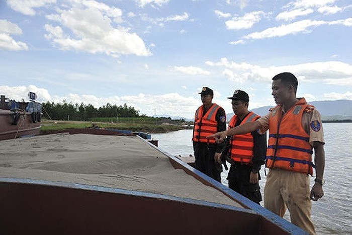Lực lượng Công an Hà Nội xử lý trường hợp khai thác cát trái phép trên sông
