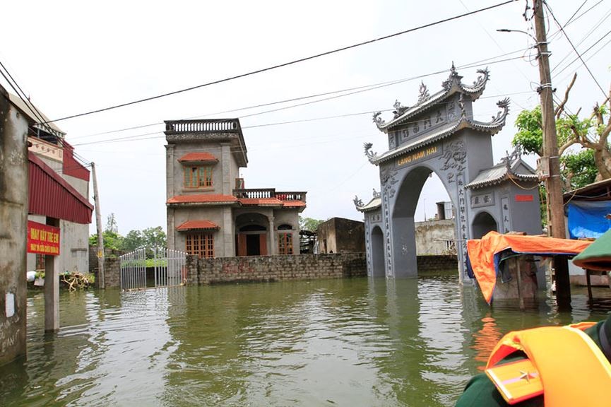 Cổng thôn Nam Hài ngập sâu trong nước. Ảnh: Trường Phong