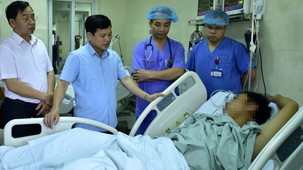 Phó Chủ tịch TP Hà Nội, Giám đốc Sở Y tế Hà Nội thăm hỏi các nạn nhân tại bệnh viện. Ảnh: ANTĐ