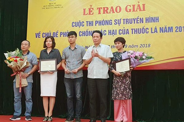 Thứ trưởng Bộ Thông tin và Truyền thông Hoàng Vĩnh Bảo trao giải nhất cho nhóm tác giả