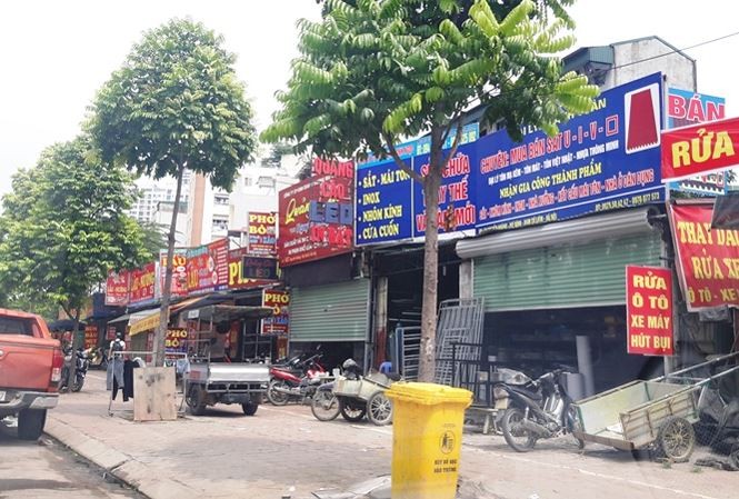 Nhếch nhác trên phố Nguyễn Hoàng. Ảnh: Sỹ Lực