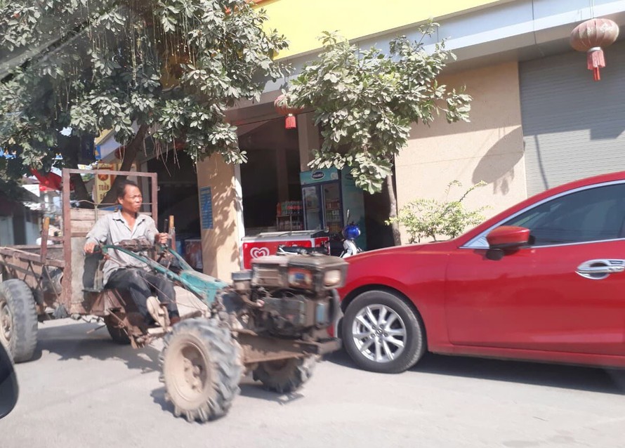 Bắc Ninh: Xe công nông tấp nập lưu thông trên tỉnh lộ