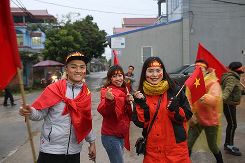 Người hâm mộ đến nhà Quang Hải ủng hộ đội tuyển Việt Nam. Ảnh: Quang Định