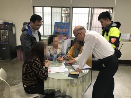 Đài Loan tiếp tục tìm kiếm đoàn khách Việt biến mất, nhiều người trong số đó đã ra trình diện ở cơ quan chức năng. Ảnh: Apple Daily.