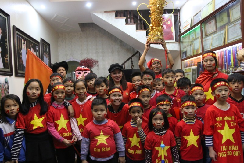 Hàng chục cổ động viên nhí đến thăm nhà Quang Hải 