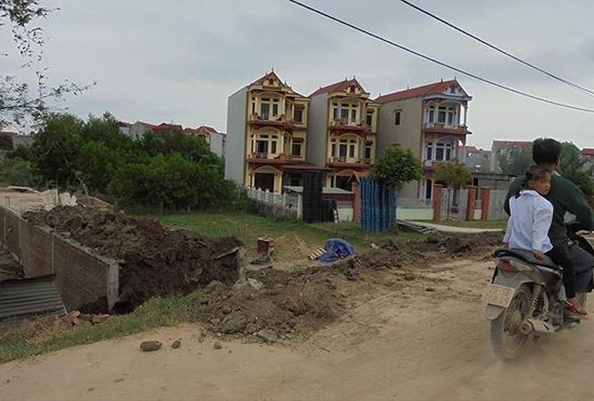 Các công trình xây dựng trên đất nông nghiệp tại thôn Thu Thủy, xã Xuân Thu, Sóc Sơn. Ảnh: Nguyễn Thắng