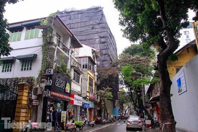 Công trình số 26, 28, 30 phố Nhà Chung, nằm trong khu vực phố cũ nhưng ngang nhiên xây vượt 3 tầng gây bức xúc dư luận.