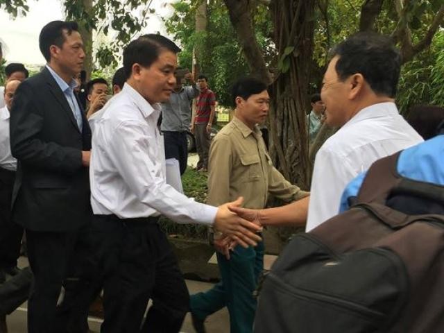Chủ tịch Hà Nội tiếp xúc với người dân để giải quyết điểm nóng Đồng Tâm. Ảnh minh họa