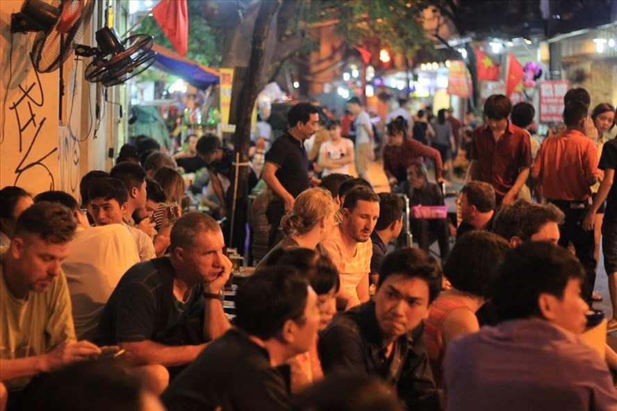 Du khách ngồi uống bia hơi tại phố cổ Hà Nội