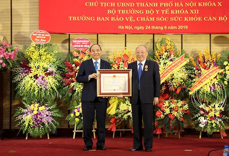 Thủ tướng Nguyễn Xuân Phúc, Chủ tịch Hội đồng Thi đua – Khen thưởng Trung ương trao Huân chương Độc lập hạng Nhất tặng ông Nguyễn Quốc Triệu.