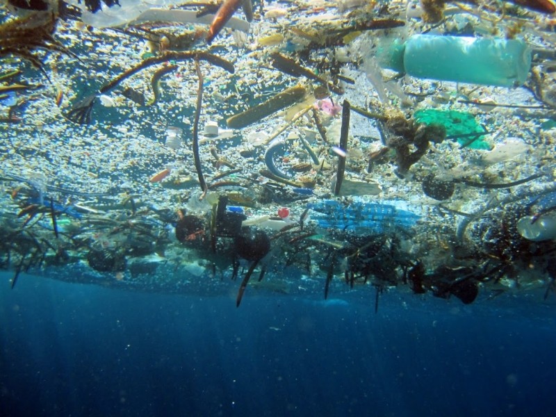 Rác thải nhựa trôi nổi trên biển. Ảnh minh họa