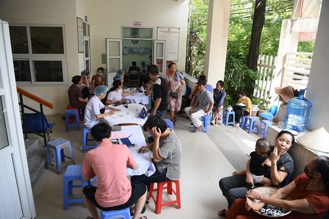 Người dân đến khám bệnh tại Trung tâm y tế phường Hạ Đình