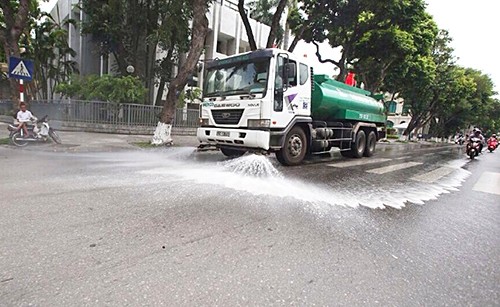 Sau 3 năm dừng, Hà Nội cho phép rửa đường trở lại những ngày nóng trên 40 độ C