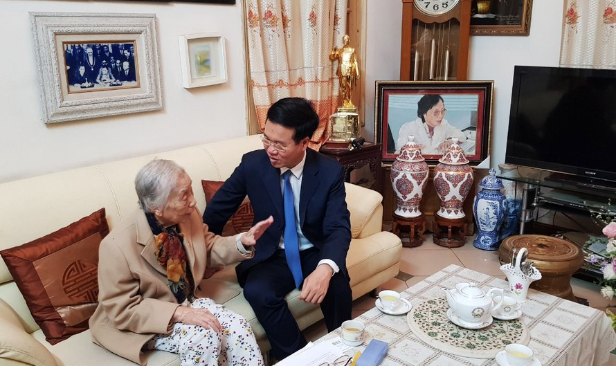 Ông Võ Văn Thưởng thăm hỏi, chúc mừng bà Nguyễn Thị Bình, nguyên Phó Chủ tịch nước, nguyên Bộ trưởng Bộ Giáo dục.