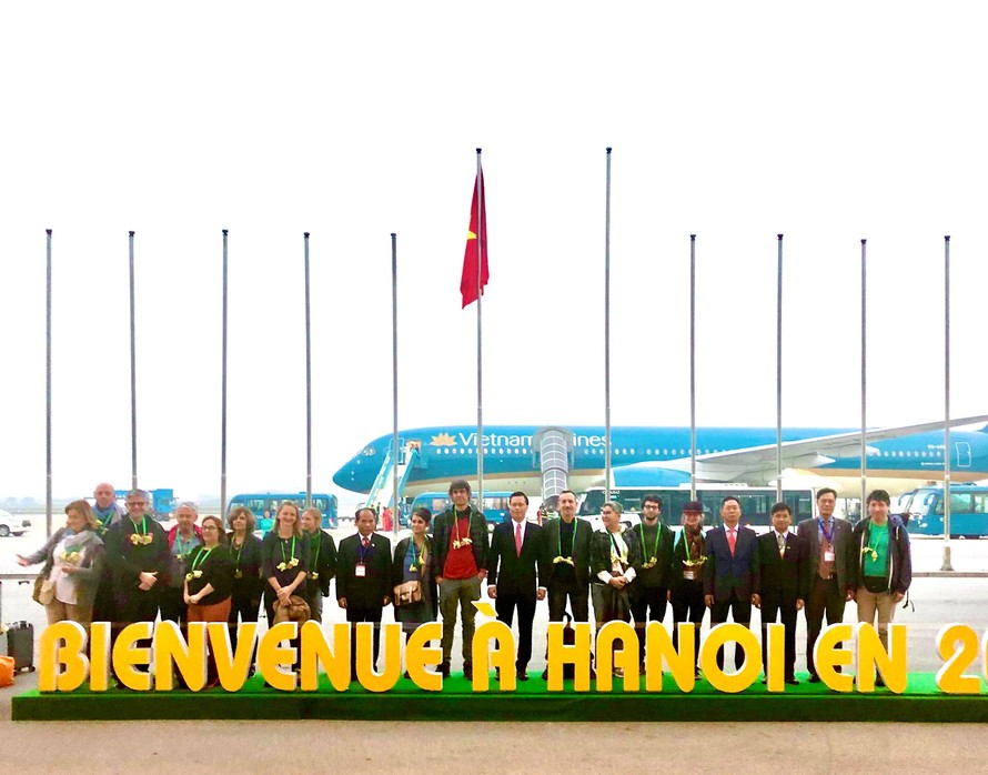 Sở Du lịch Hà Nội đón những vị khách quốc tế đầu tiên đến Hà Nội năm 2020. 