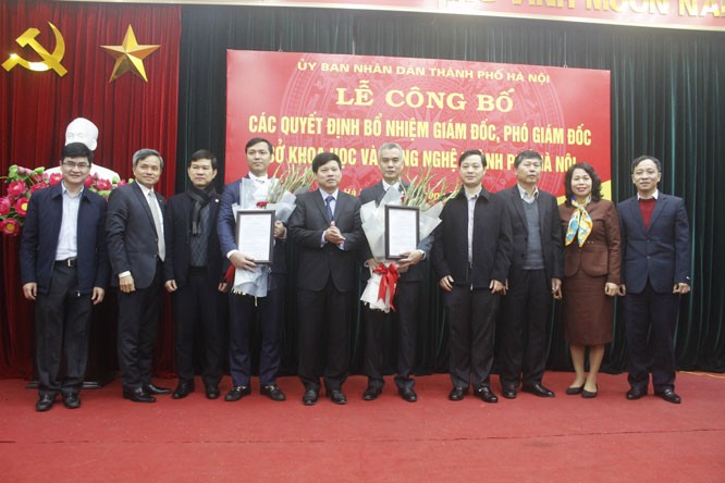Phó Chủ tịch UBND thành phố Ngô Văn Quý tặng hoa chúc mừng tân Giám đốc và Phó Giám đốc Sở Khoa học và Công nghệ.