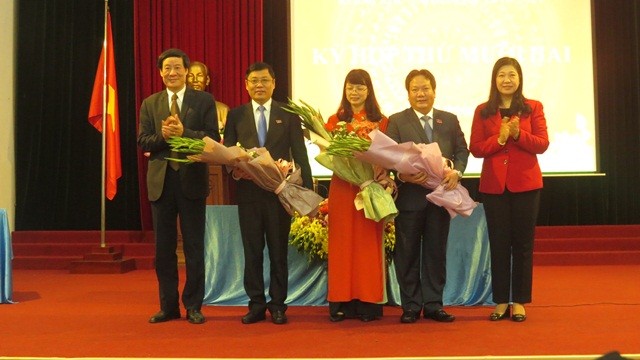 Tân Chủ tịch HĐND huyện Thanh Trì Đặng Đức Quỳnh (đứng thứ hai từ trái sang phải).