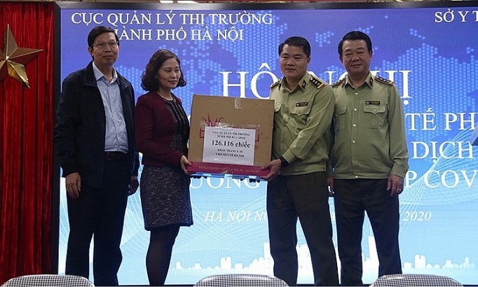 QLTT Hà Nội bàn giao hơn 100.000 khẩu trang cho cơ quan y tế