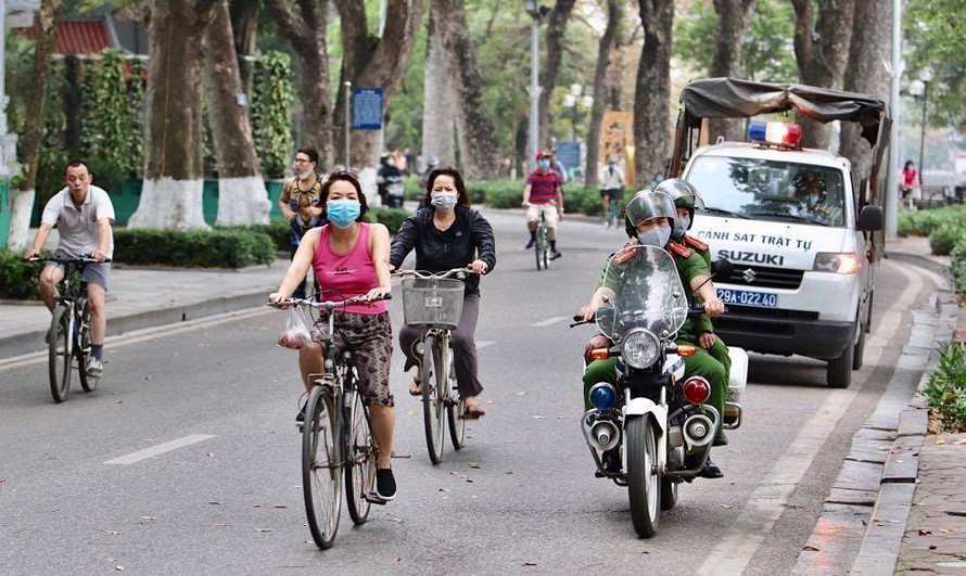 Đội CSGT trật tự Công an quận Hoàn Kiếm tuần tra kiểm soát, tuyên truyền nhắc nhở người dân đi tập thể dục chấp hành đeo khẩu trang phòng chống lây lan dịch COVID-19
