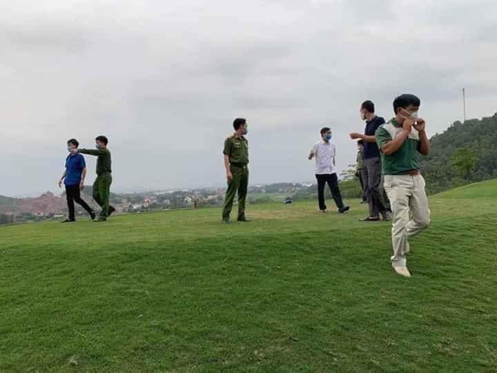 Công an lên tận 'green' giải tán người chơi golf