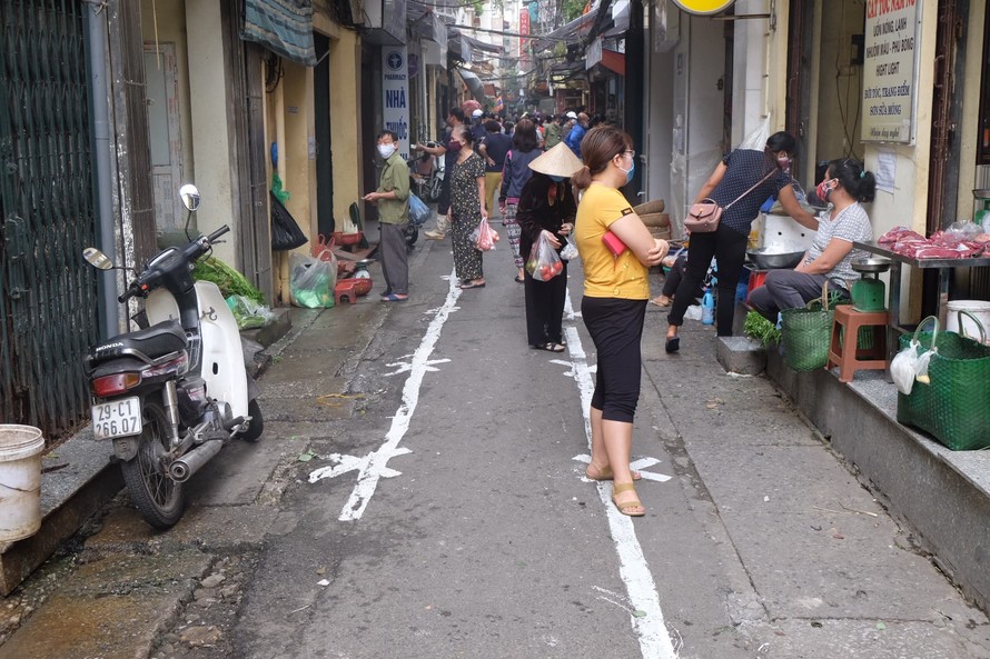 Kẻ sơn, đo thân nhiệt từng người vào chợ Yên Thái (quận Hoàn Kiếm)