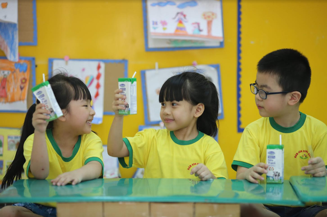 Học sinh Hà Nội uống sữa trong chương trình Sữa học đường