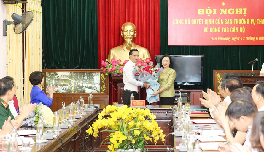 Phó Bí thư Thường trực Thành ủy Ngô Thị Thanh Hằng trao quyết định và tặng hoa chúc mừng tân Bí thư Huyện ủy Đan Phượng Trần Đức Hải.