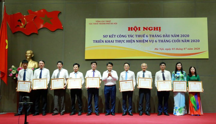 Chủ tịch UBND thành phố Nguyễn Đức Chung trao Bằng khen cho 10 tập thể thuộc Cục thuế Hà Nội