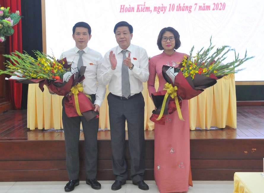 Ông Phạm Tuấn Long (bên trái) giữ chức Chủ tịch UBND quận Hoàn Kiếm nhiệm kỳ 2016-2021