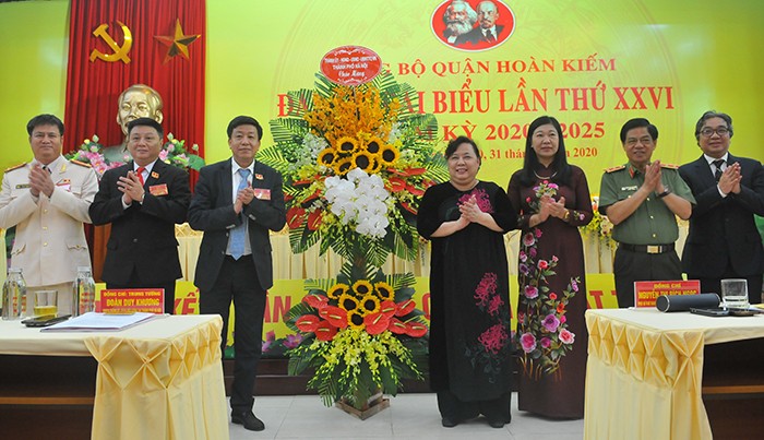 Chủ tịch HĐND thành phố Nguyễn Thị Bích Ngọc chúc mừng Đại hội Đảng bộ quận Hoàn Kiếm.