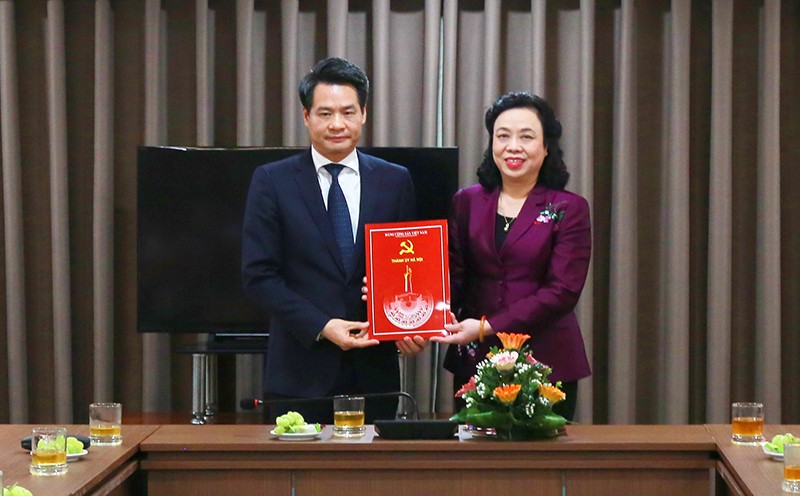 Phó Bí thư Thường trực Thành ủy Ngô Thị Thanh Hằng trao Quyết định cho ông Nguyễn Quang Đức.